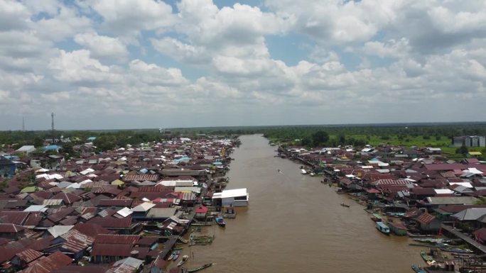 城市在河岸上的鸟瞰图，船只在河上飞驰。Pangkalan Bun，加里曼丹中部，印度尼西亚- 202