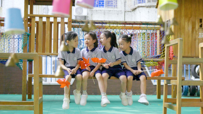 小朋友开心聊天玩耍 阳光朝气蓬勃