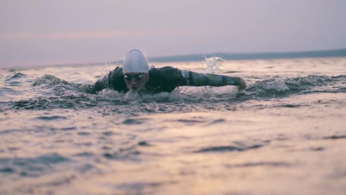 雄性蝶泳运动员正在横渡大海