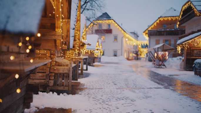 在朱利安阿尔卑斯山的一个田园诗般的小镇，圣诞市场上装饰的木制摊位
