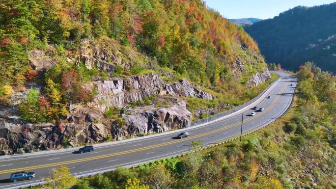 金秋时节，北卡罗莱纳州阿巴拉契亚山脉的高速公路鸟瞰图，高速行驶的卡车和汽车。州际运输概念