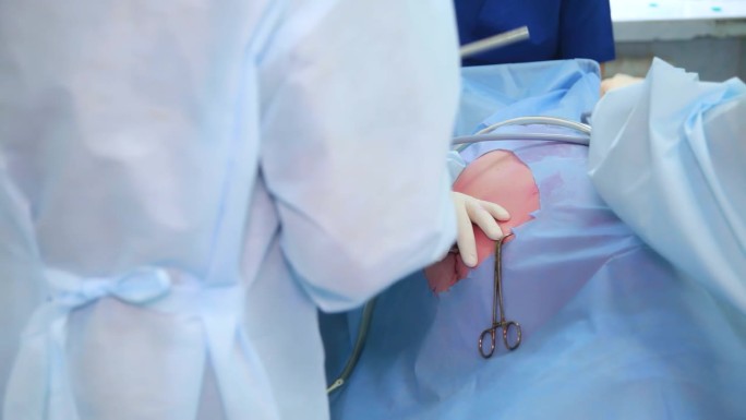 外科医生在腹腔镜腹部手术中合作。使用内镜设备进行手术。