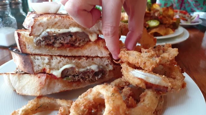 美式快餐不健康风格手挑炒洋葱圈和肉丸奶酪三明治4k