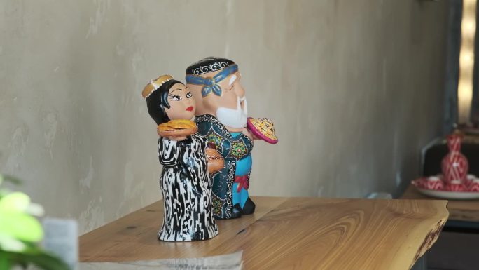 酒店柜台上的乌兹别克民族陶瓷小雕像