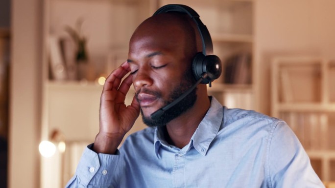 黑人，呼叫中心，在压力下晚上头痛，在办公室的客户服务中精疲力竭或过度工作。劳累的非裔美国男性顾问或代