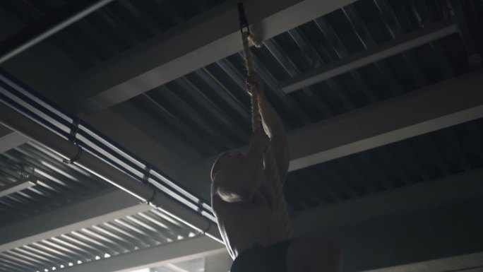 专业运动员在健身房训练，裸体攀爬绳索的男人，运动与健康