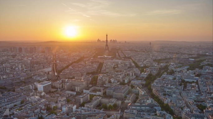 从日落到巴黎城市景观和埃菲尔铁塔的夜景