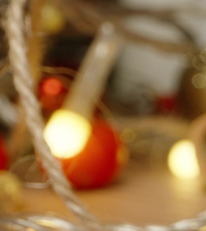 垂直视频。肉桂棒和红浆果。新年的餐桌上摆满了礼物和装饰品。圣诞老人的帽子。多莉滑块内部特写。探针