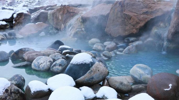 固定的自然场景，水流入热气腾腾的天然温泉被雪包围在科罗拉多州的山区