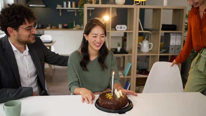 一位日本女性和多种族同事在办公室庆祝生日