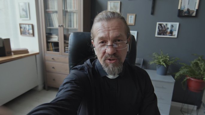 天主教牧师在视频通话中讲话
