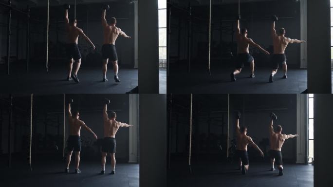 一对运动员裸露的肌肉躯干在健身房做练习，下蹲拿哑铃