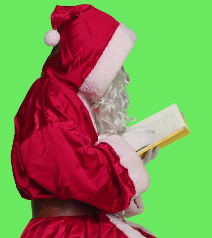 圣诞老人阅读文学作品的垂直视频