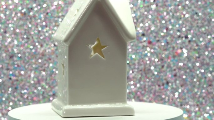 白色瓷器做成的圣诞小屋，星星像窗户，从窗户里透出光来，平静的心情，安静的时光