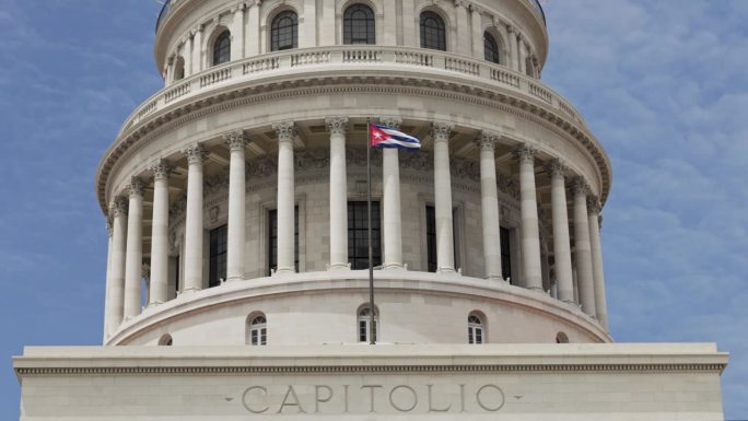 古巴哈瓦那;2022年10月:古巴国旗在哈瓦那著名的国会大厦飘扬