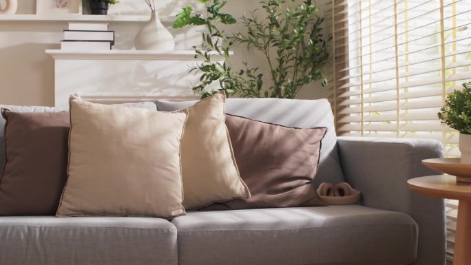 现代干净的客厅，柔软舒适的阳光枕头，室内装饰，靠垫，白色沙发上摆放的洋娃娃，近距离拍摄，温馨的家的背