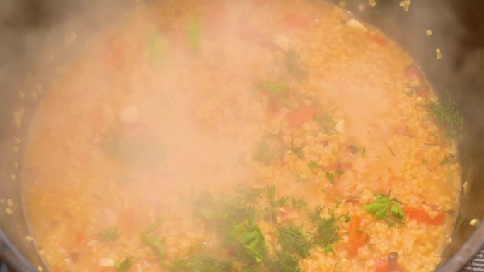 煮KULESH，小米粥。洋葱、肉和猪油