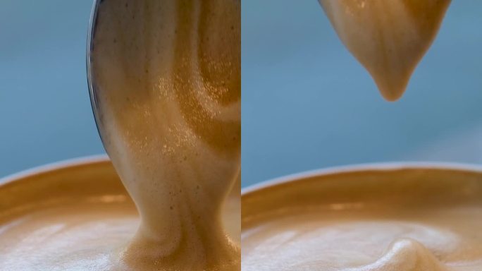 一大杯加奶泡的卡布奇诺，早上在头顶上喝一杯心形拿铁咖啡，旧木背景上放着咖啡豆