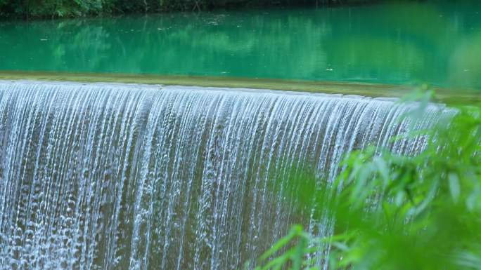 唯美山间水潭瀑布流水