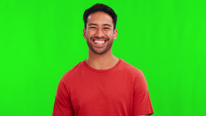 快乐，一个男人的肖像和笑对着绿色的屏幕搞笑喜剧。快乐的脸，模拟空间或微笑的年轻男性的工作室或色度键背