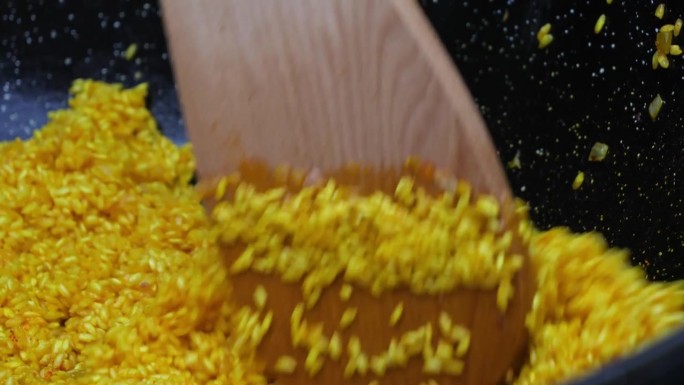 黄色大米意大利烩饭搅拌盘
