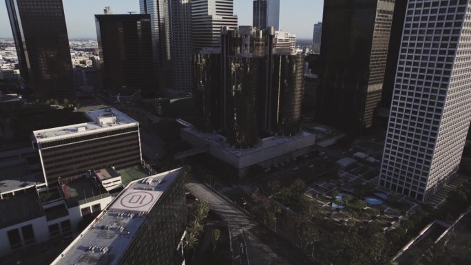 无人机从屋顶和洛杉矶市中心的城市天际线上看到的直升机场