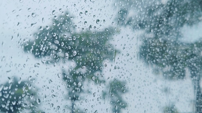 下雨天车窗上的雨滴