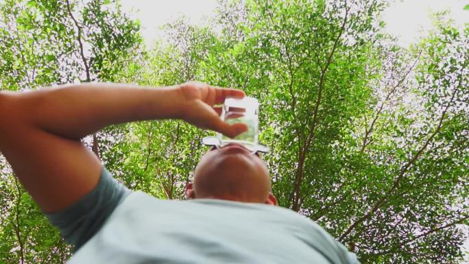 慢镜头:亚洲老人喝水