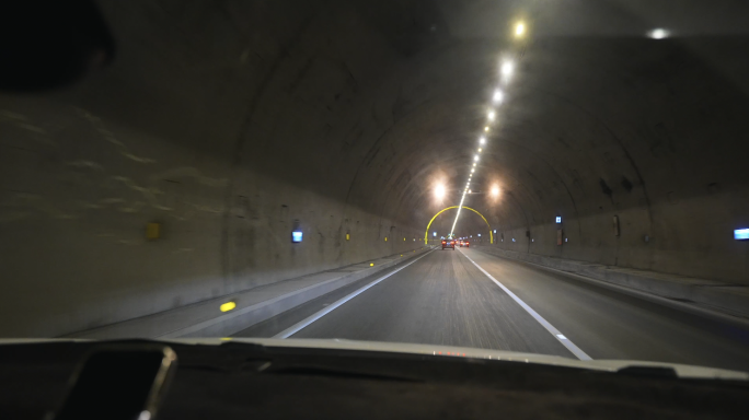 4K汽车在穿山隧道内行驶空镜