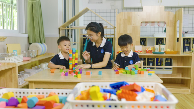 师生互动 幼儿园老师与小朋友玩积木