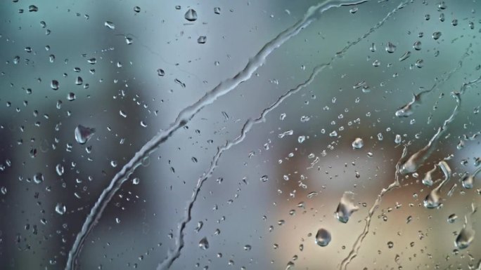 雨落在一辆在城市里行驶的汽车的寡妇身上