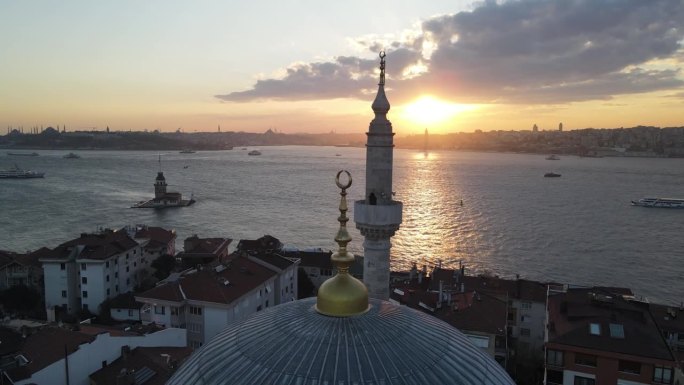 日落视频中的阿亚兹玛清真寺和新少女塔(Kiz Kulesi)，伊斯坦布尔，土耳其