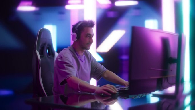 年轻男性在台式电脑上玩在线视频游戏。360度旋转镜头的玩家坐在桌子后面，流的动作射击游戏内容从未来的