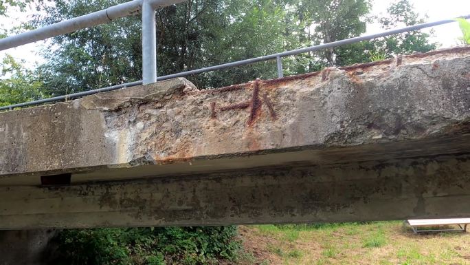 桥梁结构钢生锈，混凝土部分剥落