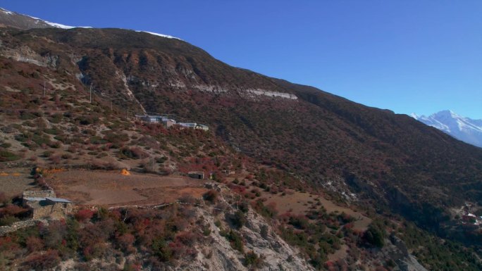 鸟瞰山坡上长满灌木的传统石村。高山风光。马南山谷，安纳普尔纳环行，尼泊尔