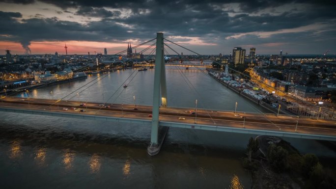 黄昏的科隆，莱茵河和塞维林大桥