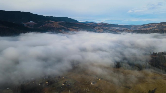 飞过山顶的云层。山峰高耸，清晨日出，自然景观优美