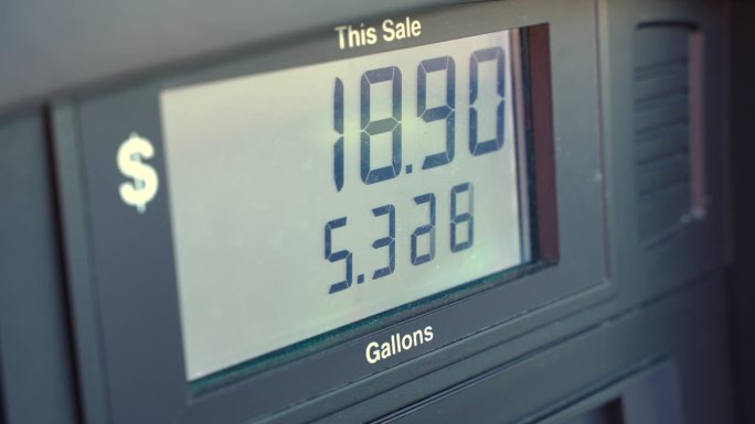 加油站的燃油泵屏幕显示汽油价格上涨