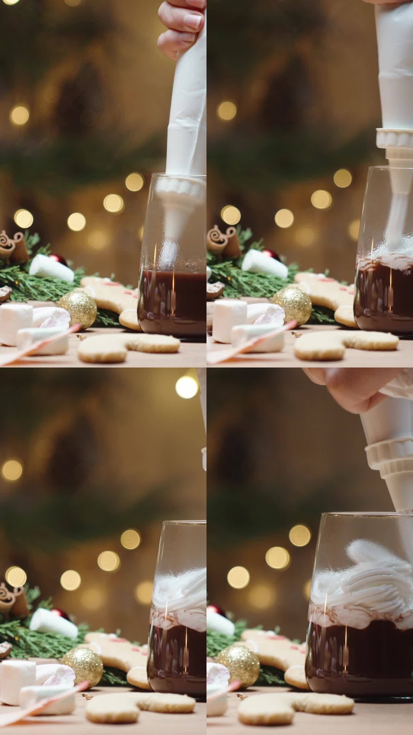垂直视频。家里的圣诞装饰，桌上的糖果，一个女人从糕点袋里挤出鲜奶油到可可里。