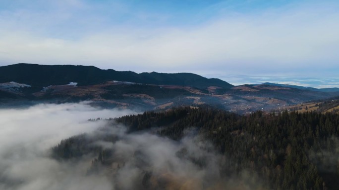 飞过山顶的云层。山峰高耸，清晨日出，自然景观优美