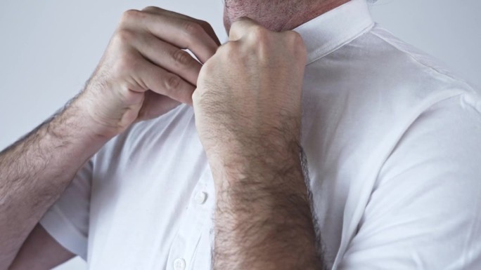 手一直扣着白衬衫的扣子。
