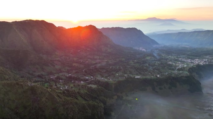 无人机在印度尼西亚东爪哇岛腾格里火山口布罗莫山的一个村庄上空移动