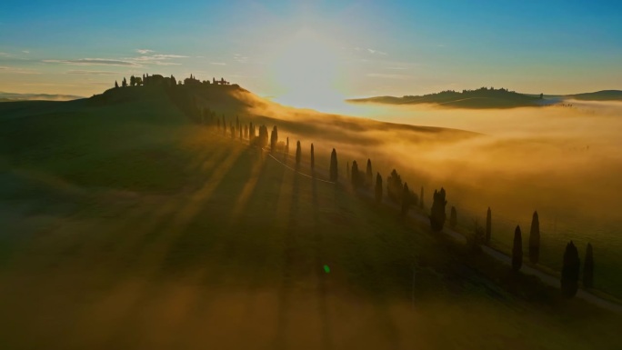 阳光在雾蒙蒙的田园诗般的风景中延伸。意大利托斯卡纳