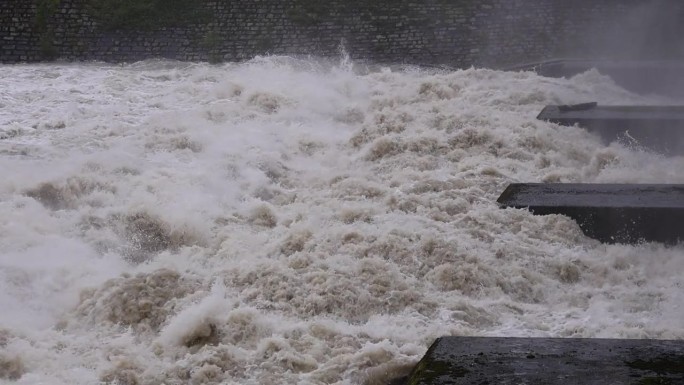 由于暴雨和风暴，德国巴伐利亚州莱赫河发生洪水。河水水位高，在电站内泛滥。
