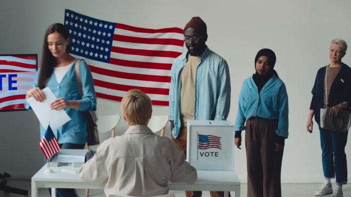 不同的美国人在投票站排队投票