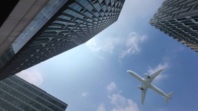 飞机在摩天大楼大厦上空飞行