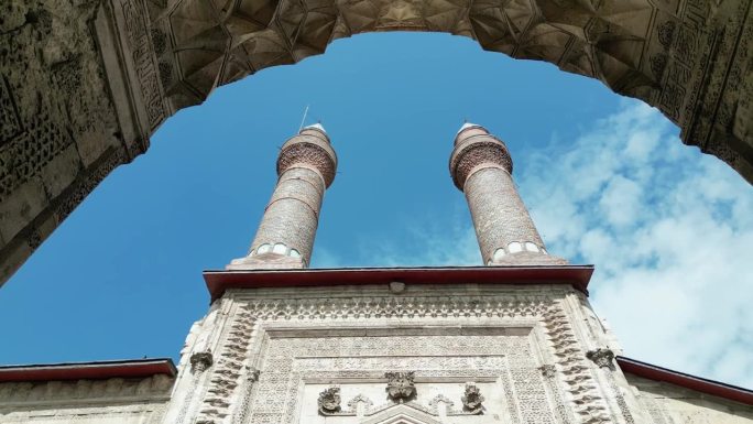 双尖塔清真寺和锡瓦斯市中心无人机视频，锡瓦斯土耳其(土耳其语)
