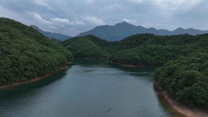 一个男人在湖里玩划桨冲浪