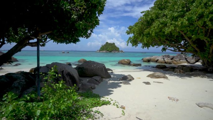 里佩岛泰国热带海滩在温暖的阳光明媚的日子，干净的白色沙滩和平静的蓝色海水