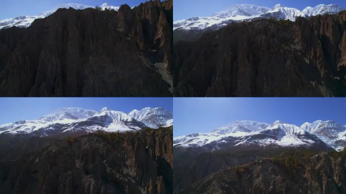 在晴朗的蓝天上，从空中俯瞰喜马拉雅山脉的岩石和雪峰。雄伟壮丽的尼泊尔喜马拉雅山脉背景。